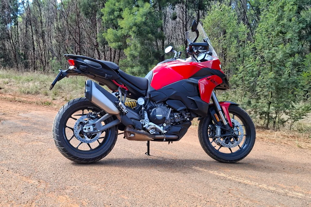 21.Multistrada V2S - Check out that stance
