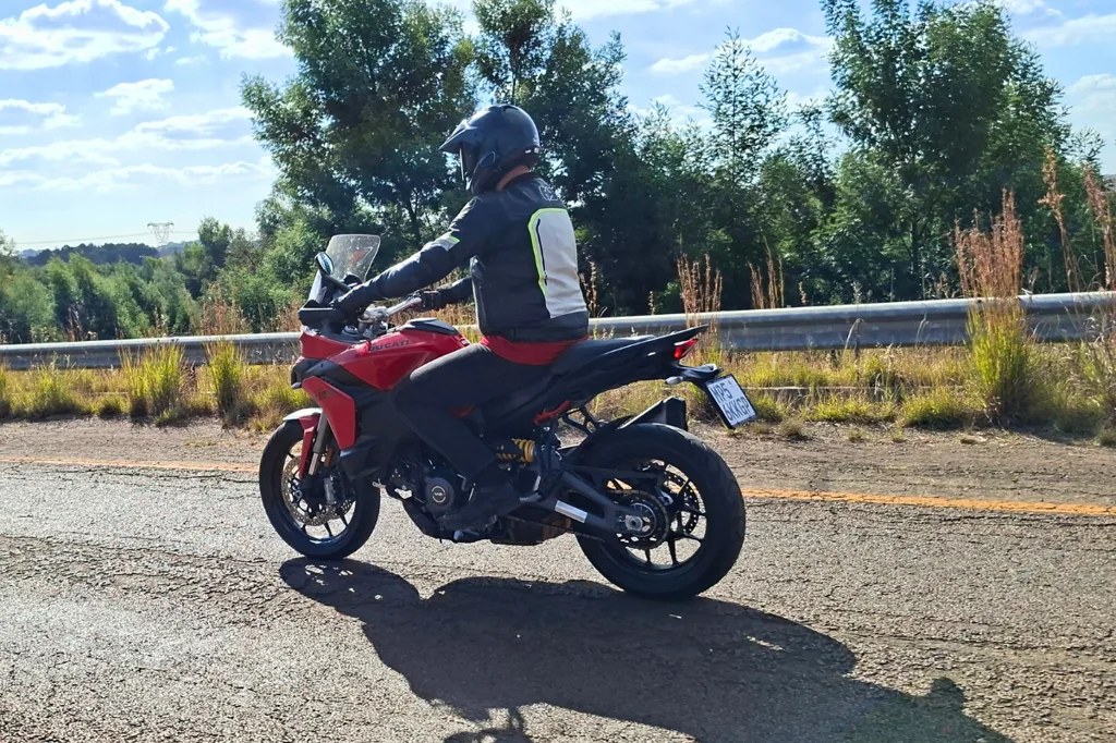 Multistrada V2S, Roll  on overtaking power is easy.